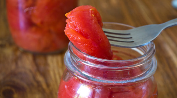 La filiera delle conserve di pomodori messa in crisi dalla mancanza di barattoli.