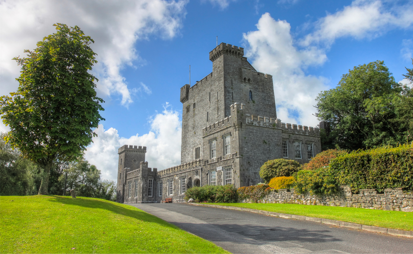 DALL’IRLANDA IL KNAPPOGUE CASTLE WHISKEY: TRE DISTILLAZIONI E LA COLLINA DEL BACIO.