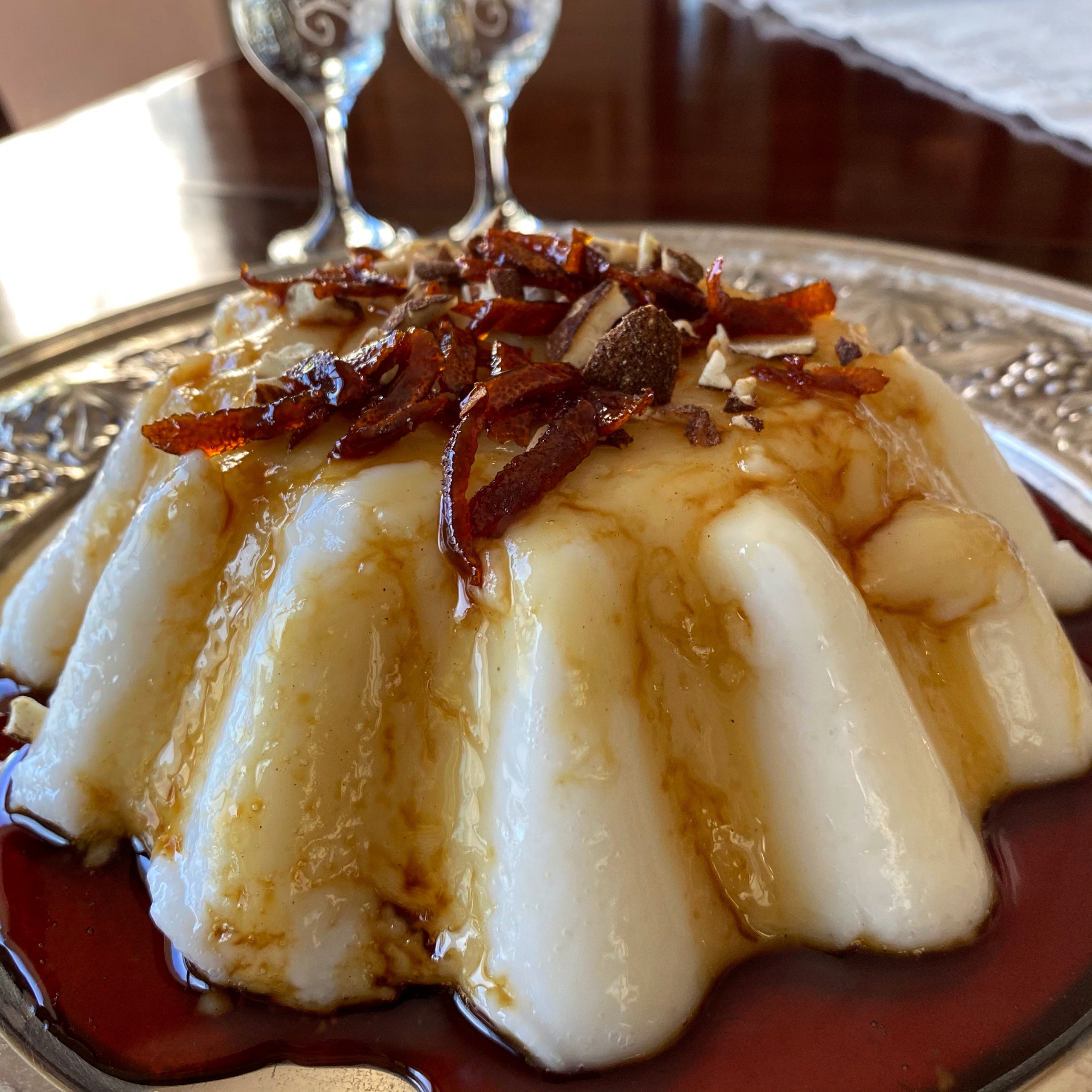 Bianco mangiare, un dolce della tradizione italiana.