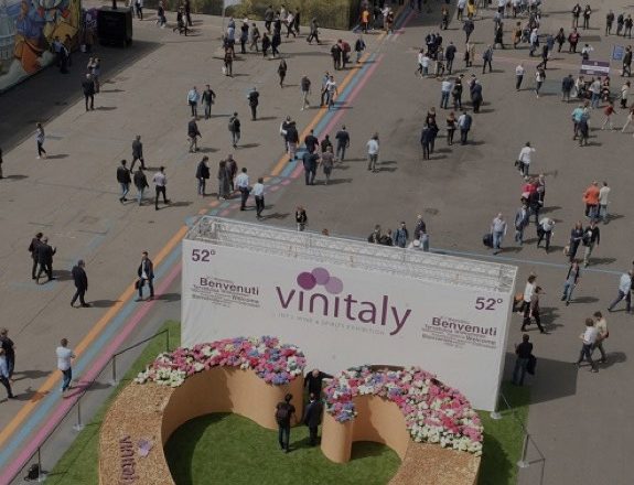 VINITALY 2024 CHIUDE CON 97MILA PRESENZE; OLTRE 30MILA GLI OPERATORI ESTERI PRESENTI (31% DEL TOTALE)IN CRESCITA PRESENZE USA, GERMANIA, UK, CINA E CANADA.