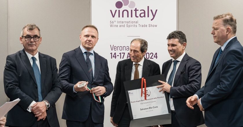 56° Vinitaly: per la Regione Sardegna, conferito a Elio Carta della Silvio Carta il premio Angelo Betti.