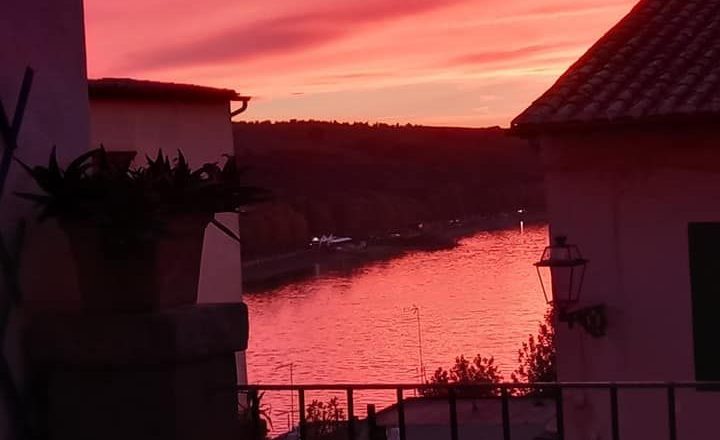 LA CENA DEI PROFUMI SUL LAGO.                               Di Sandra Ianni