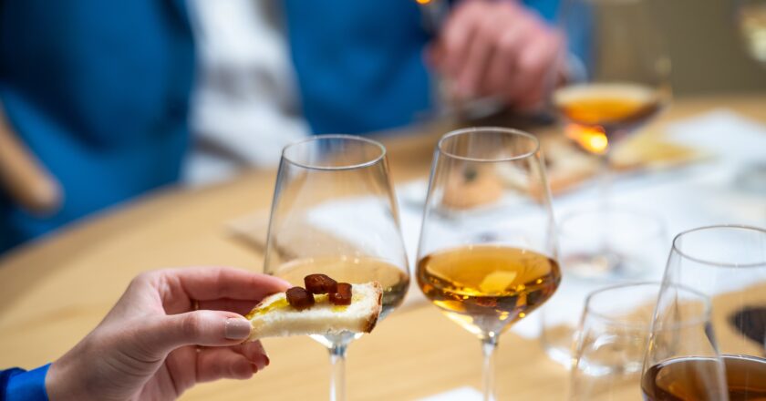 AL FESTIVAL DELLA BOTTARGA 2025 DI CABRAS TORNA IL COCKTAIL CONTEST “COLPI DI VERNACCIA”